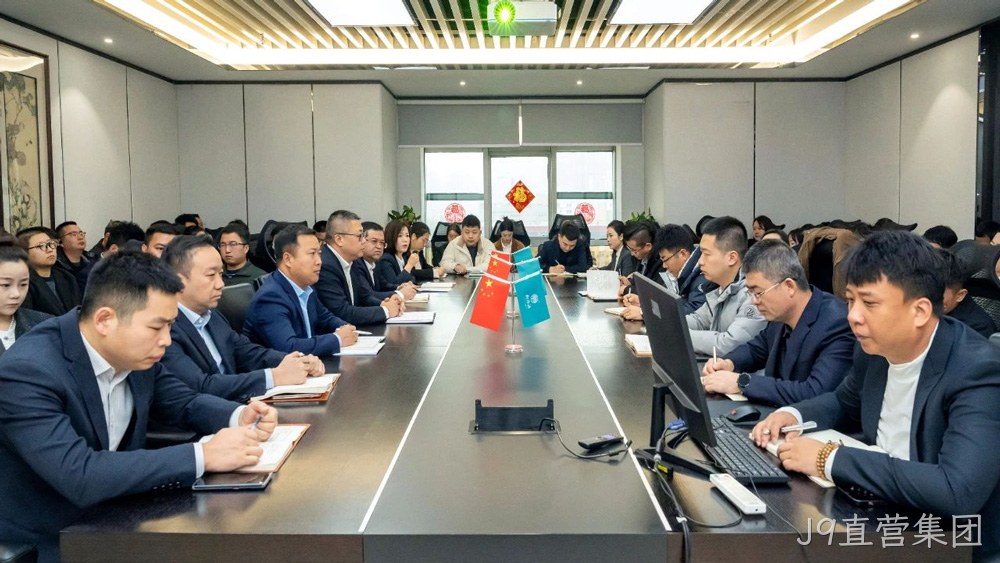 在泸州老窖“中国第一窖”石刻前打卡留念  J9直营集团将继续秉持开放合作的态度，与业界同仁共同探索中国白酒的新高度，共绘酒业美好蓝图，全力打造产品质量更优、品牌影响力更大的现代化白酒企业。
