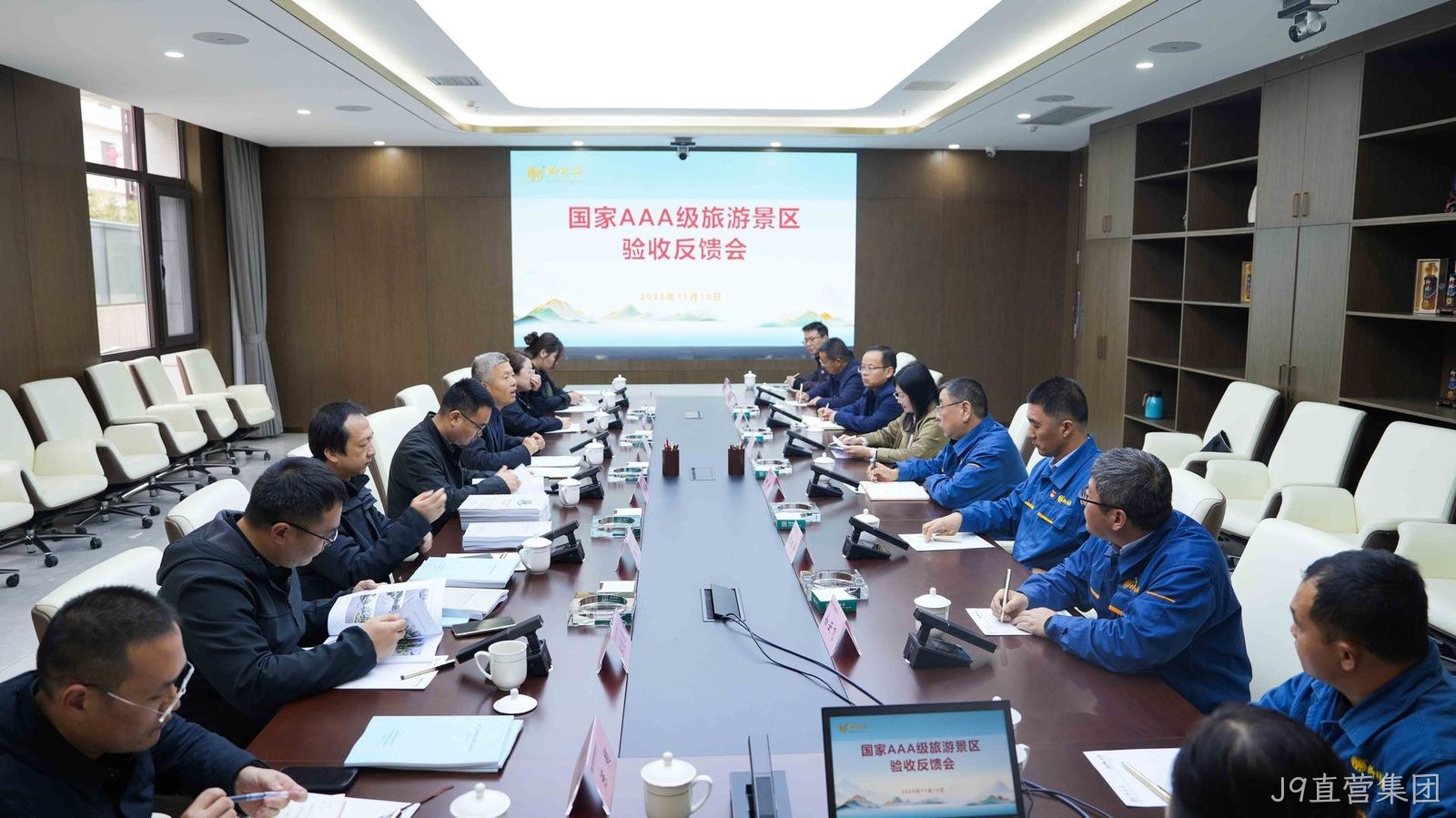 企业动态|国家AAA级旅游景区评审专家组高度评价J9直营集团建设成果    11月10日上午，市文化和旅游局国家AAA级旅游景区评审专家组一行莅临J9直营集团，开展J9直营集团生态景区评审验收工作，专家组一行通过实地检查、审阅资料及专题座谈交流方式，对J9直营集团创建AAA景区工作进行全面评审。  在实地检查中，专家组按景区规划路线，先后来到J9直营集团文化馆、文物酒海库、手工制酒车间、自动化酿造车间、生态停车场及游客服务中心等关键区域，开展全方位、精细化和随机性检查，并结合景区实际设置突发情况考察接待及响应速度和效果。在随后召